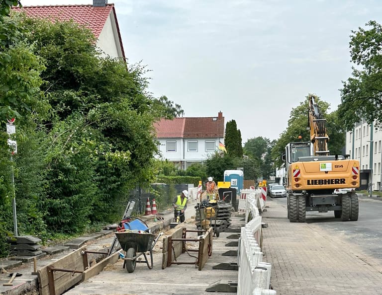 Bauarbeiter und Liebherr-Mobilkran auf städtischer Baustelle für KLH Kabel- und Leitungsbau GmbH Hannover.
